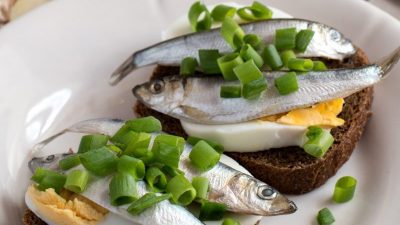 Бутерброды со шпротами, огурцами и перепелиными яйцами