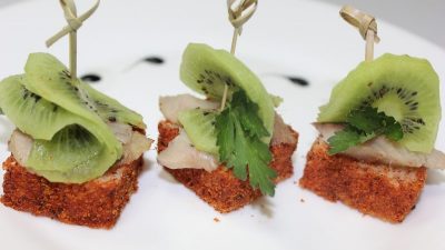 Бутерброды с маслом, сельдью и киви