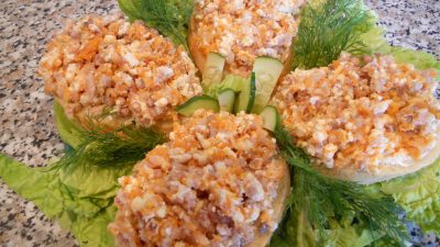 Бутерброды с сельдью, плавленым сыром и морковью
