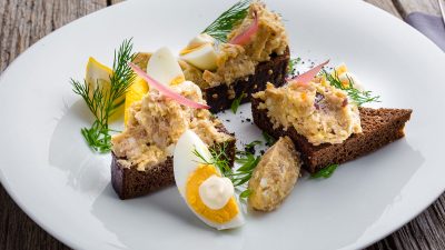 Форшмак из сельди на поджаренном бородинском хлебе