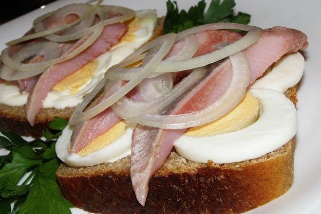 Бутерброды с сельдью и яйцом на праздничный стол