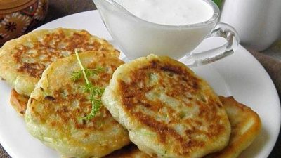 Кабачковые оладьи с зеленым луком на кефире