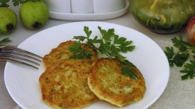 Кабачковые оладьи с творожным сыром и помидорами
