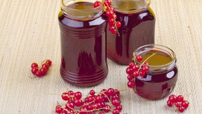 Быстрый джем из красной смородины в мультиварке
