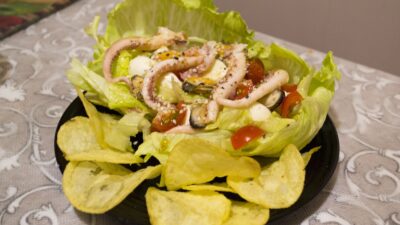 Салат из кальмаров и мидий с чипсами и сыром моцарелла