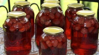 Классический компот из клубники и сахара на зиму