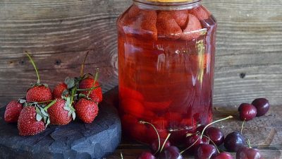 Компот из замороженной клубники с черешней