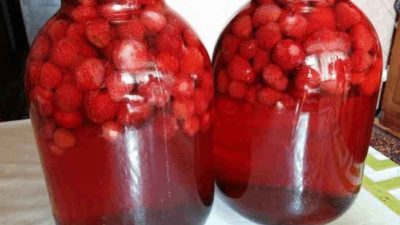 Компот из клубники в мультиварке со стерилизацией