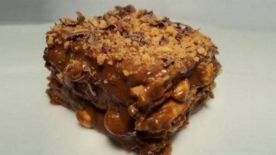 Ореховый торт из песочного печенья с вареной сгущенкой