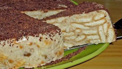 Торт из печенья со сметанным кремом без выпекания