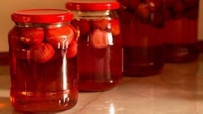 Компот из свежей клубники с сахаром