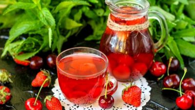 Компот из клубники и черешни с лимонной кислотой