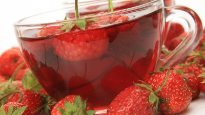 Клубничный компот с сахаром в мультиварке