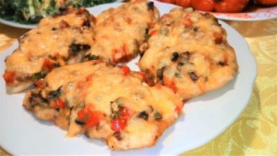 Отбивные из куриного филе с грибами и сыром в духовке