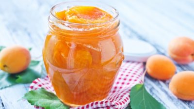 Абрикосовое варенье с лимоном и ядрами