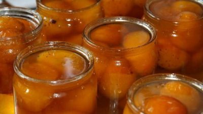 Абрикосовое варенье с миндалем и водкой в мультиварке