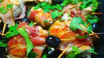 Куриные рулетики в беконе с оливками