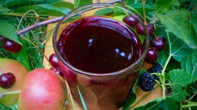 Компот из ягод шелковицы, яблок и облепихи