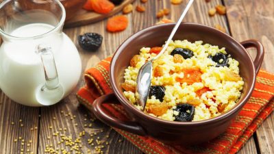Пшенная каша на молоке с любимыми сухофруктами