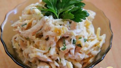 Салат из дайкона и курицы со сливочным соусом