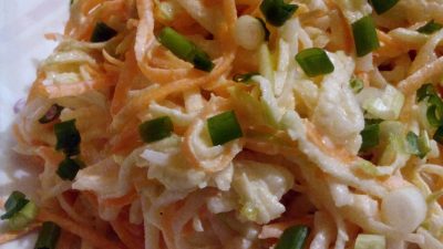 Салат из дайкона, моркови и кислого яблока