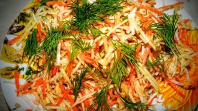 Салат из дайкона, моркови, кислого яблока с грецкими орехами