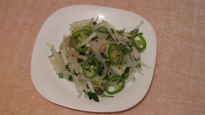 Салат из дайкона с жареной свининой