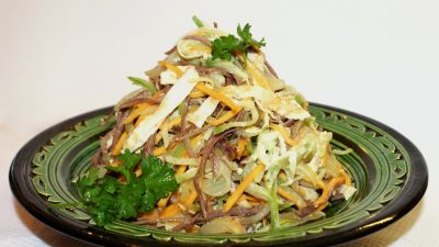 Салат из дайкона с отварным мясом и орехами