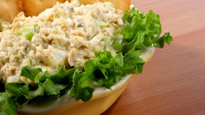 Салат из кальмаров, грибов и авокадо