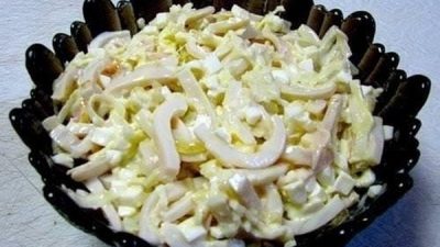Простой салат из кальмаров и грибов
