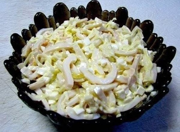 Простой салат из кальмаров и грибов