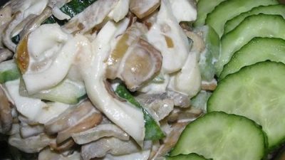 Салат с жареными кальмарами, грибами и огурцами