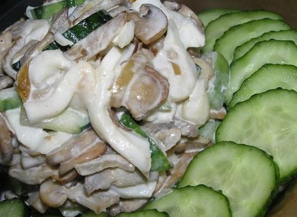 Салат с жареными кальмарами, грибами и огурцами