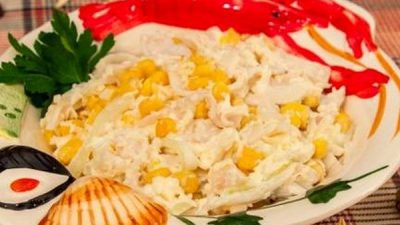 Салат с кальмарами, грибами, кукурузой и сыром