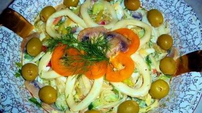 Салат «Праздничный» с кальмарами, грибами и креветками
