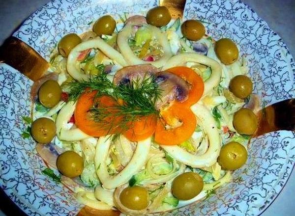 Салат «Праздничный» с кальмарами, грибами и креветками