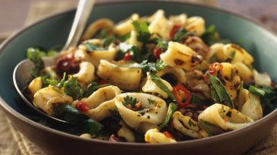 Салат с кальмарами, шампиньонами и оливками