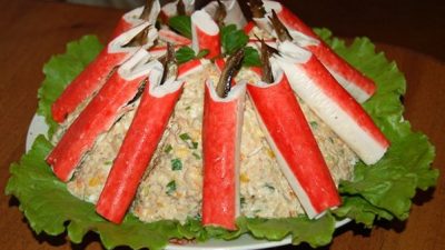 Салат «Морской каприз» с кальмарами и крабовыми палочками