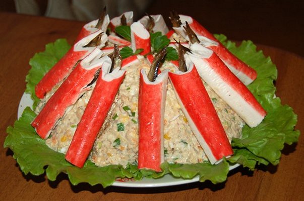 Салат «Морской каприз» с кальмарами и крабовыми палочками