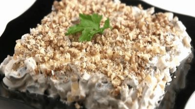 Салат «Ореховый» с кальмарами, шампиньонами и сыром