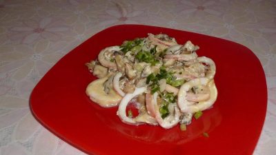 Луковый салат с кальмарами и вешенками