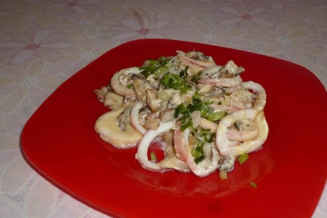 Луковый салат с кальмарами и вешенками