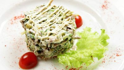 Салат «Купеческий» со свининой, грибами и сыром