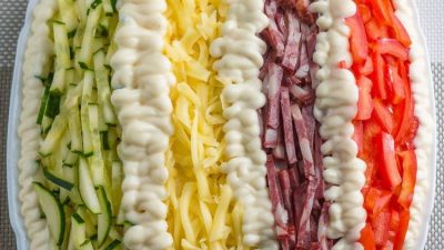 Салат «Елисейские поля» с колбасой и овощами