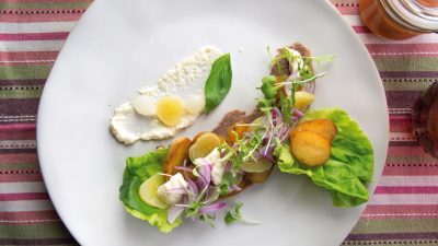 Салат с языком и жареным картофелем со сметаной