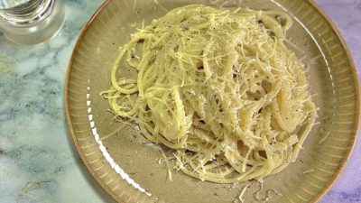 Паста с сыром Пекорино и черным перцем