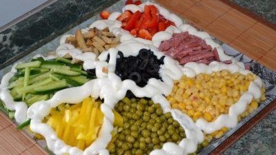 Салат «Козел в огороде» с крабовыми палочками и сухариками