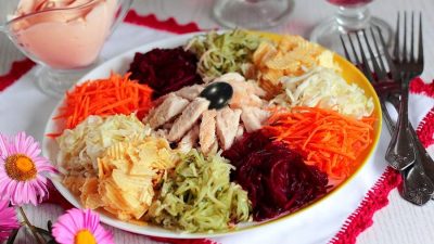 Салат «Козел в огороде» с куриным филе и черносливом