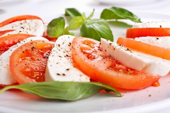 Легкий салат «Капрезе» с моцареллой и помидорами