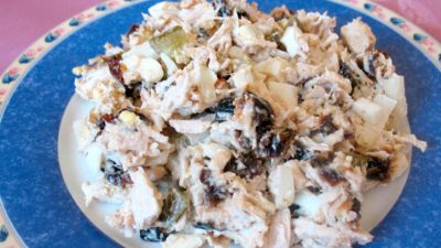 Салат из курицы и чернослива с луком